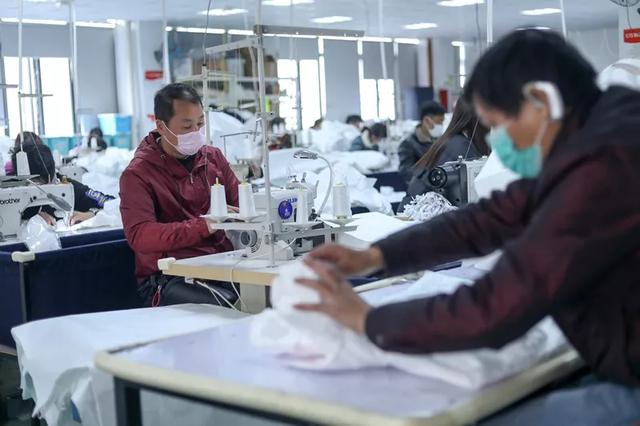 防護服緊缺？這家僅用了5天時間轉(zhuǎn)產(chǎn)防護服，日產(chǎn)量已達(dá)9000件