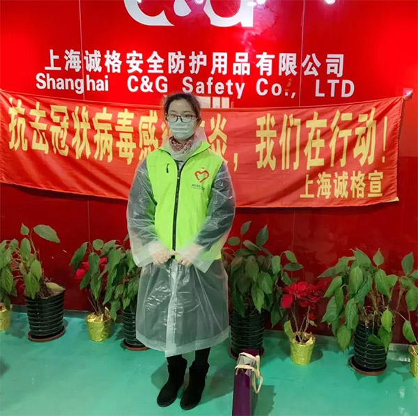 攜手戰(zhàn)“疫”，逆風而上，上海志愿者助力抗疫防護服生產