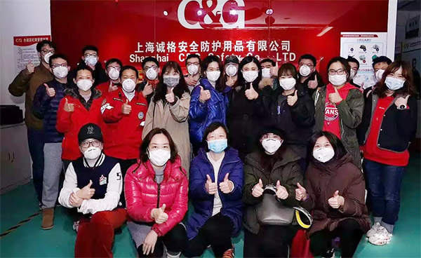 攜手戰(zhàn)“疫”，逆風而上，上海志愿者助力抗疫防護服生產