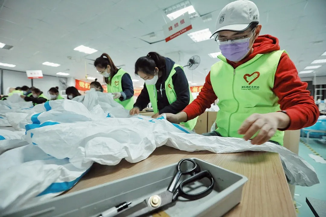 這些“守護(hù)者”們?cè)谏虾Ｕ\(chéng)格干了件大事！——20天，750人次，經(jīng)手近4萬(wàn)件防護(hù)服！